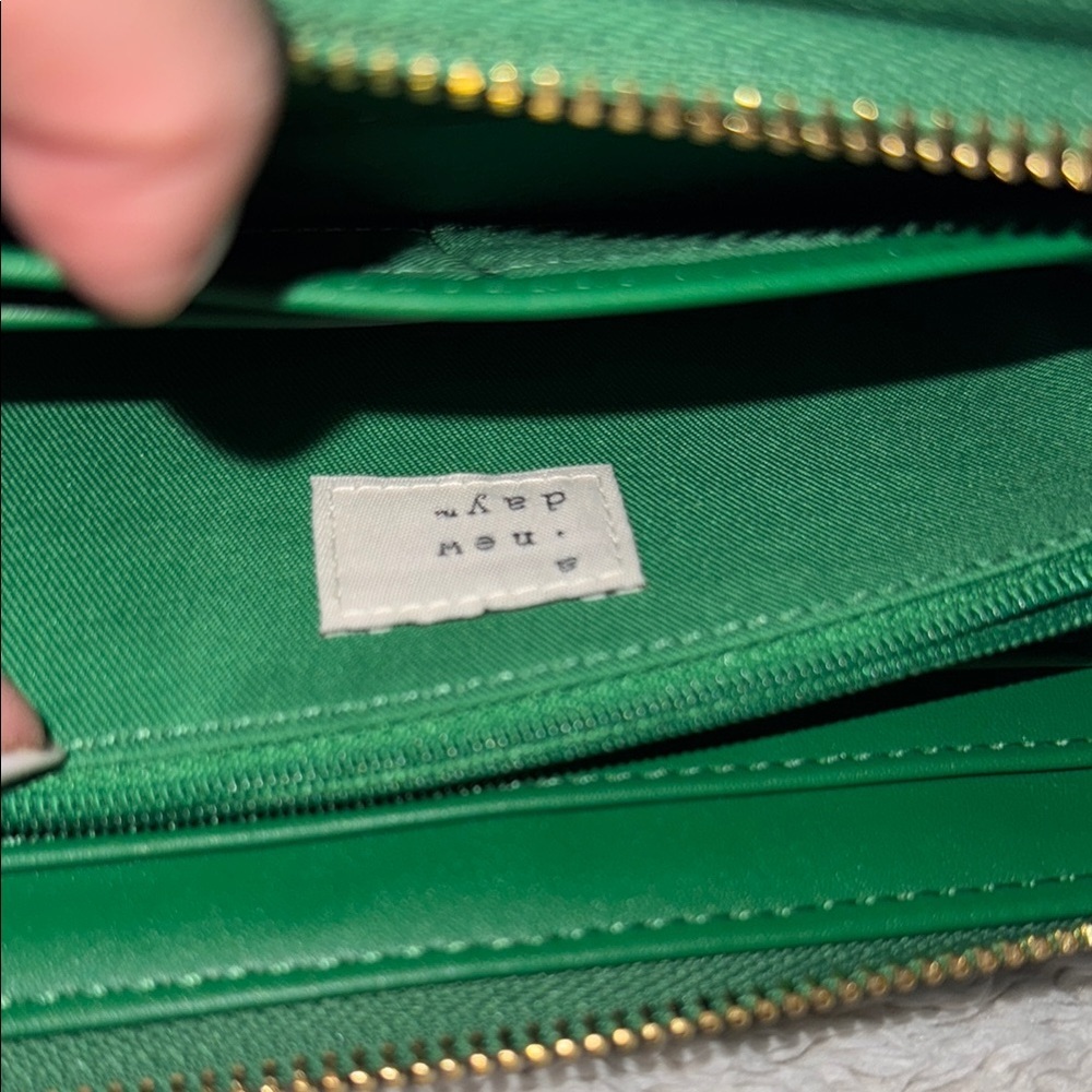 💚 🆕 A New Day Emerald Green Crocodile-Textured Wallet - Picture 11 of 11